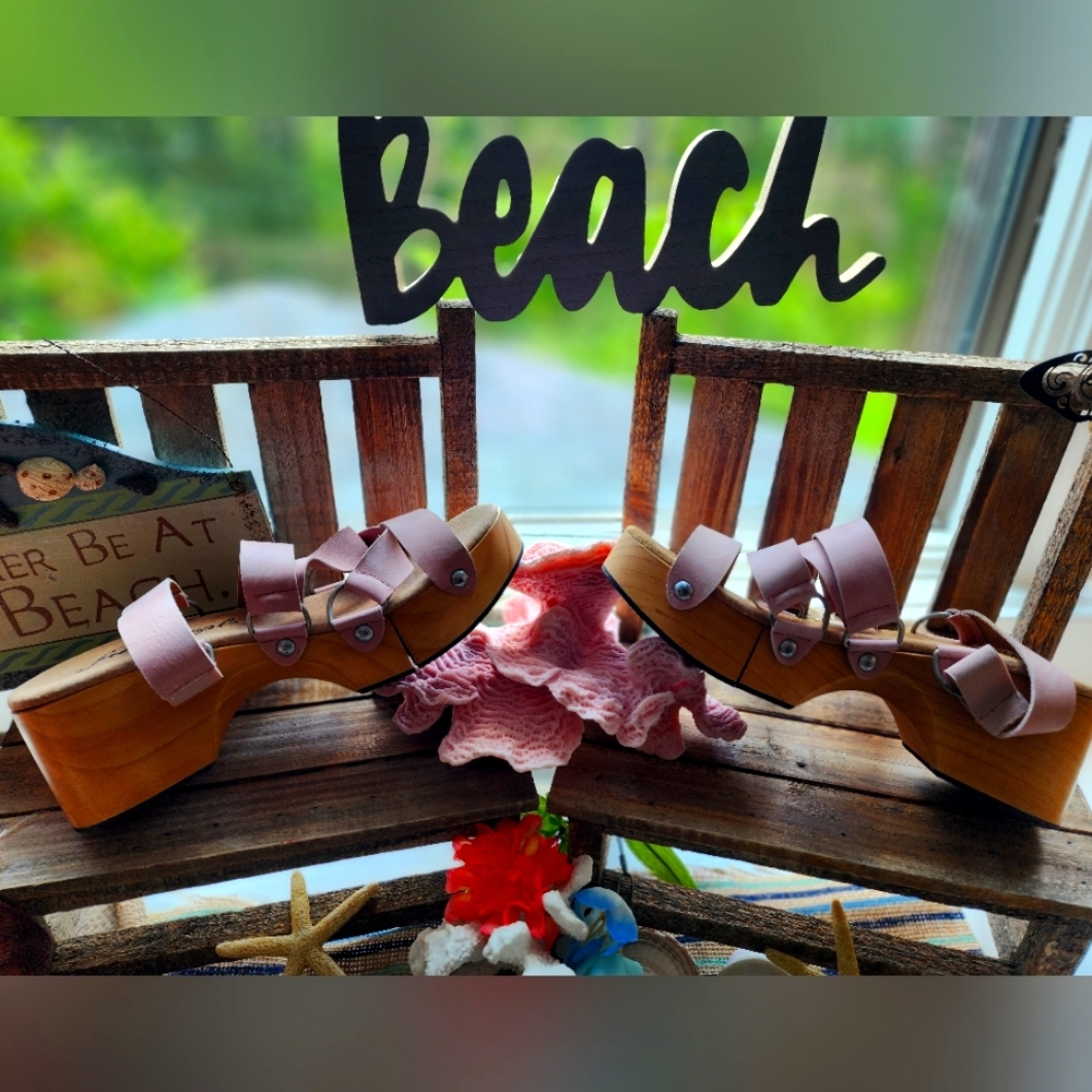 Womens Free People pink leather wooden clogged sandles new never worn no tags.